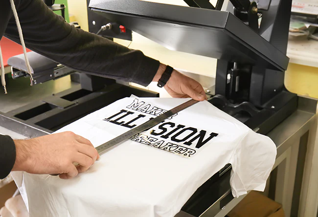 Foto persona estampando una camiseta