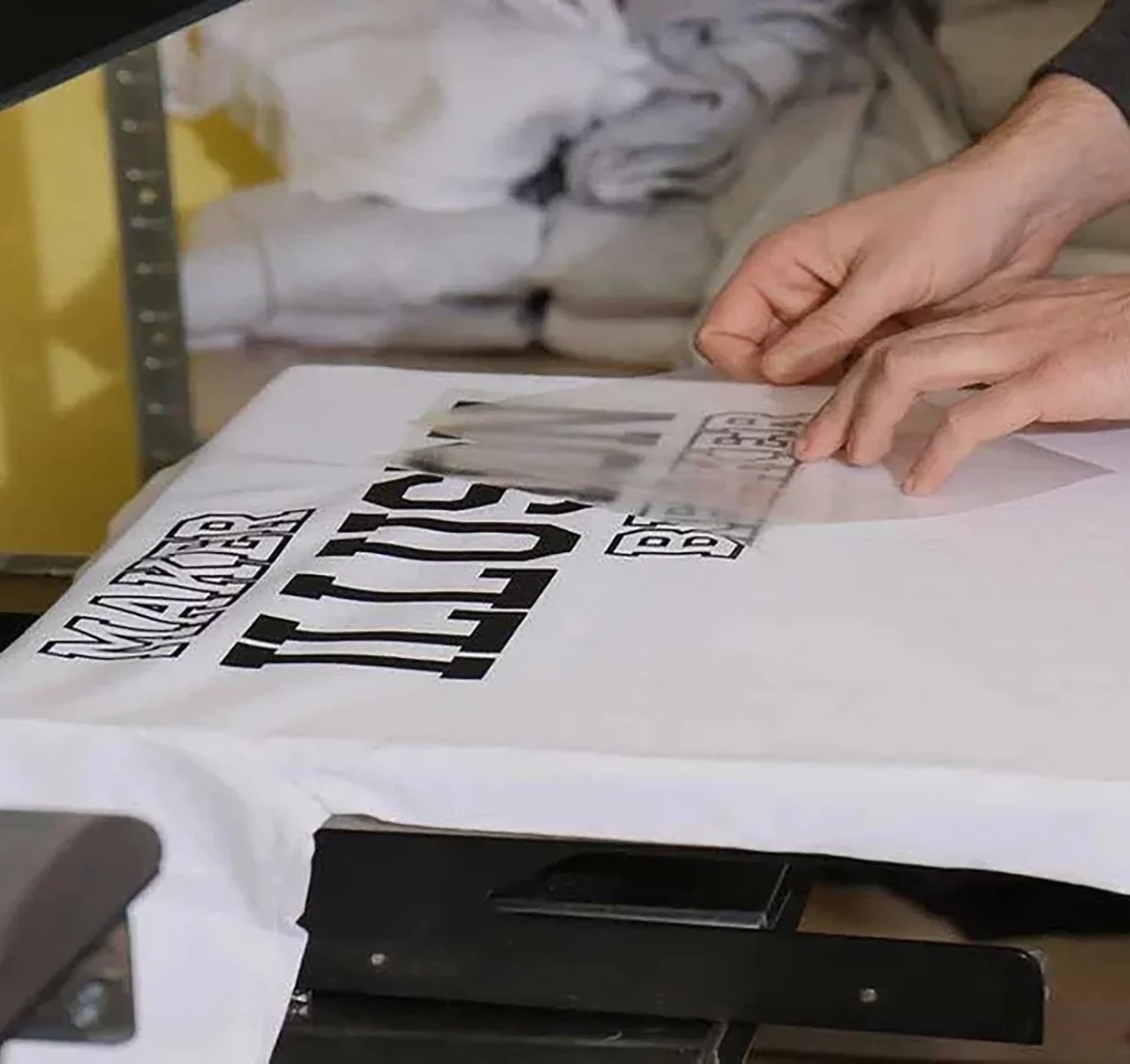 Persona estampando una camiseta